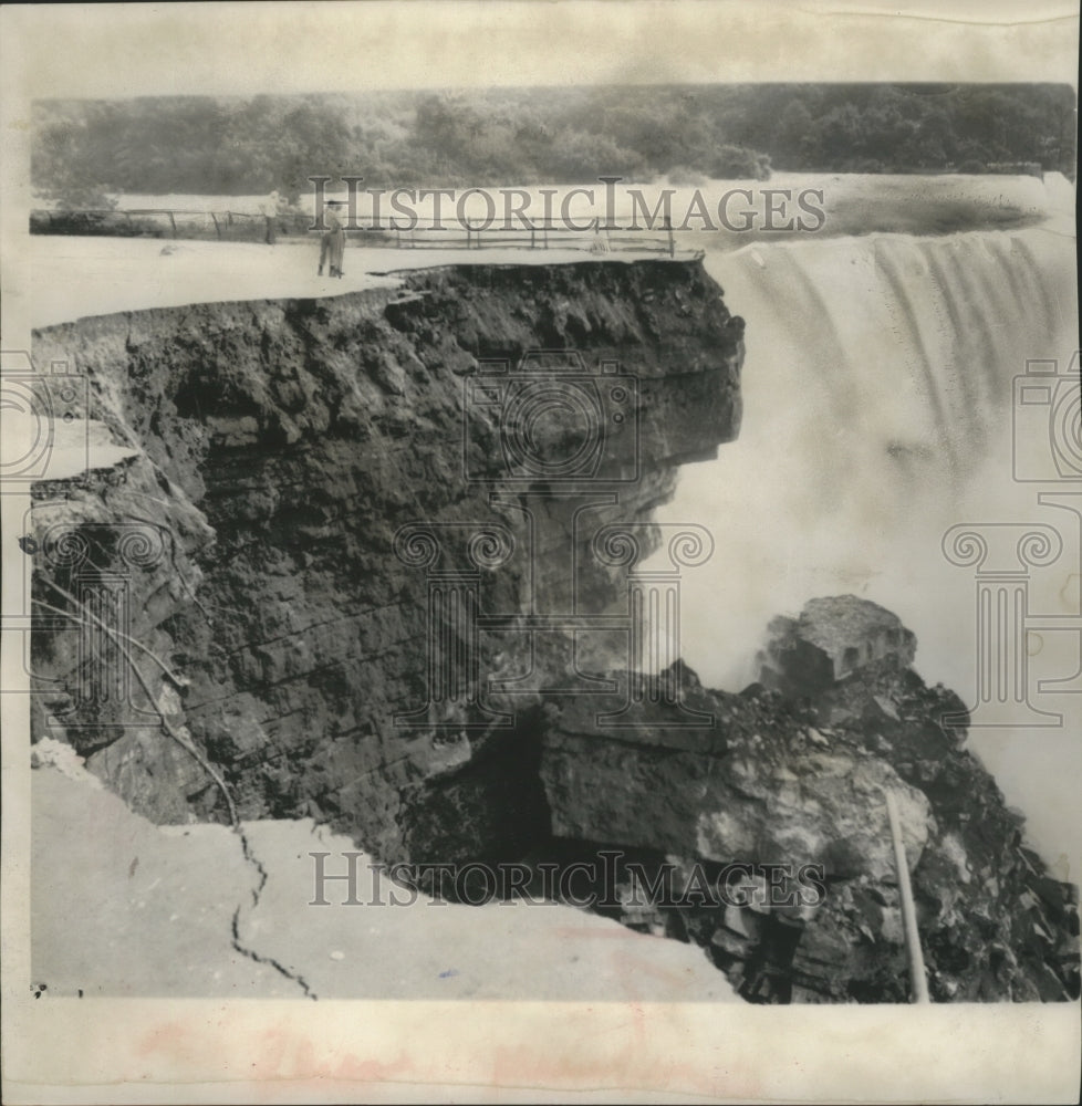1954 Rock Slides at the Brink of Niagara Falls in Ontario-Historic Images