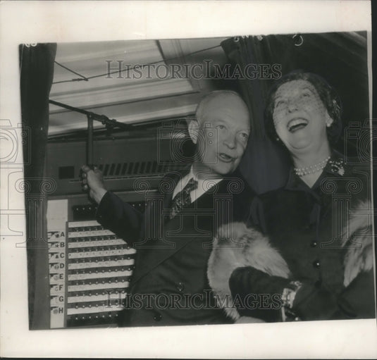 1952 Press Photo General Eisenhower and Wife Cast Ballots in Illinois - Historic Images