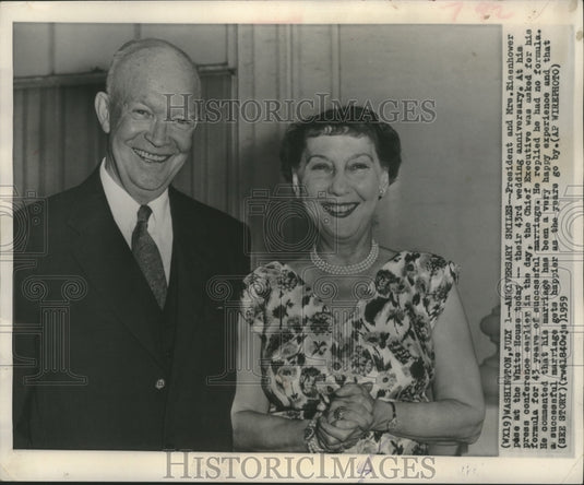 1959 Press Photo Ike and Mamie Eisenhower Pose at the White House in Washington - Historic Images