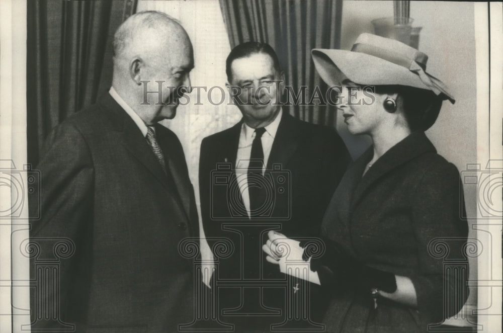 1958 Press Photo President Eisenhower meets widow of pilot Iven C. Kincheloe Jr.-Historic Images