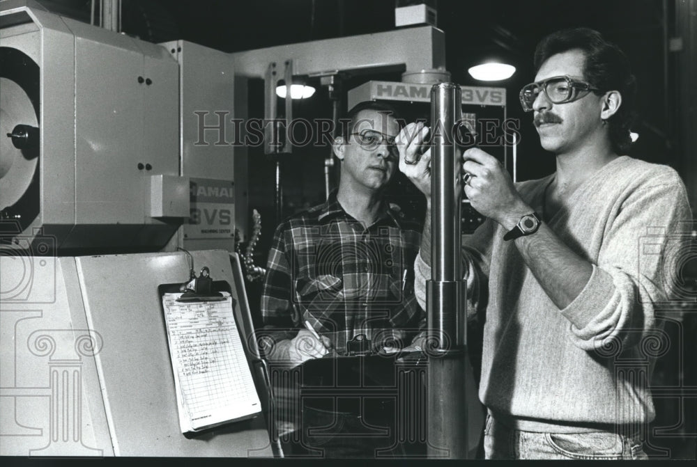 1989 Press Photo Managers of Erie Machine Products inspect hydraulic cylinders - Historic Images
