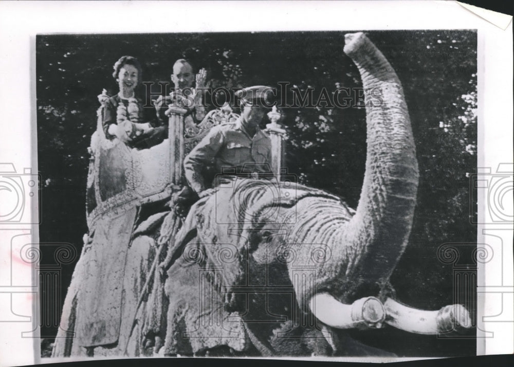 1959 Press Photo Major John Eisenhower rides elephant with wife at New Delhi - Historic Images