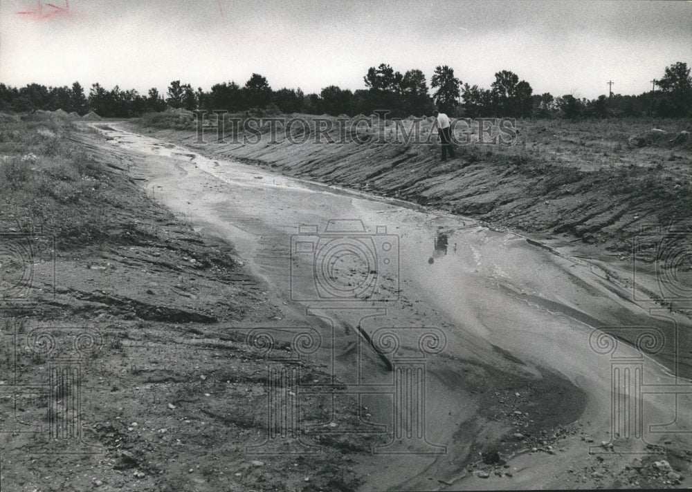 1975 Press Photo Silt Covered Water Way in Saukville&#39;s New Industrial Park - Historic Images