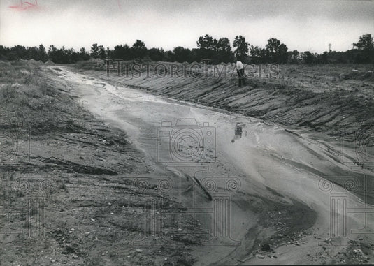 1975 Press Photo Silt Covered Water Way in Saukville's New Industrial Park - Historic Images