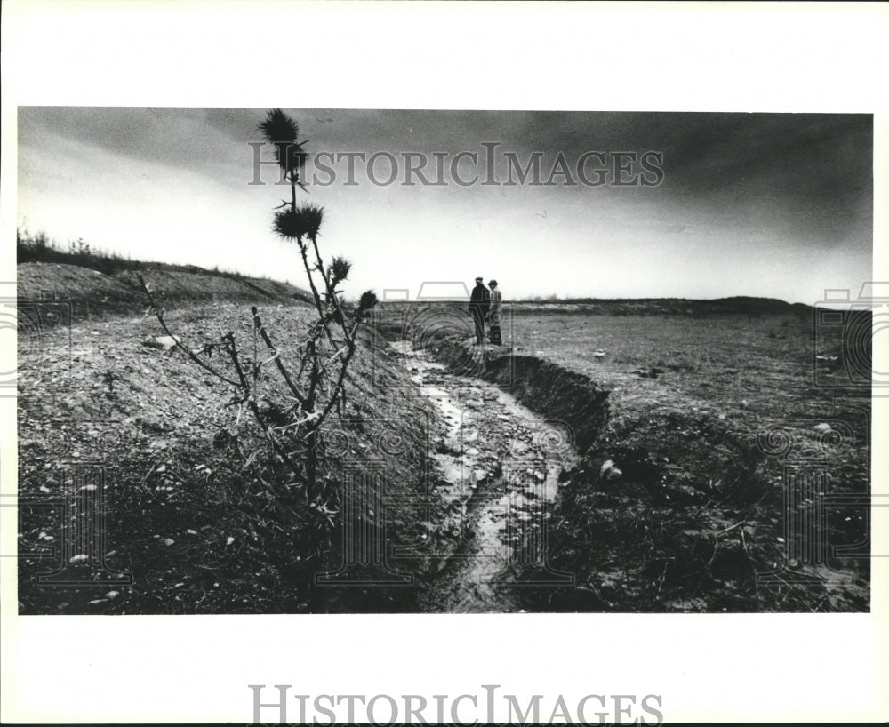 1979 Press Photo Alvin Erdman &amp; Loren H. Osman View Erosion Near Northridge - Historic Images