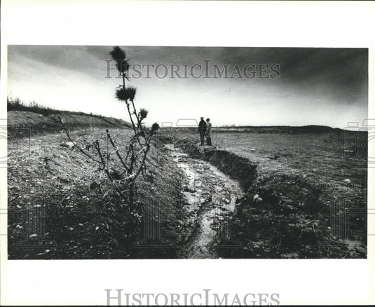 1979 Press Photo Alvin Erdman & Loren H. Osman View Erosion Near Northridge - Historic Images