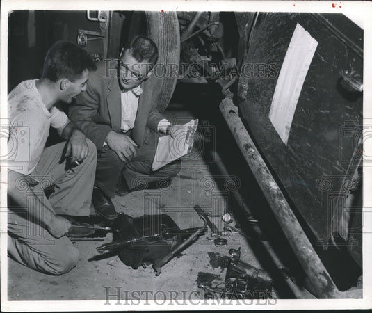 Press Photo Chuck Johnson Talks to One of His Stock Car Drivers - mjb01502 - Historic Images