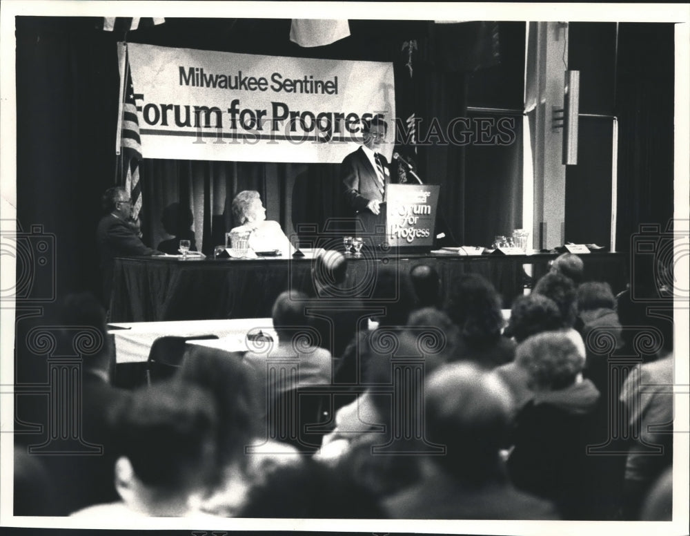 1988 Press Photo Kenneth Rossano speaks at Milwaukee Sentinel Forum for Progress - Historic Images