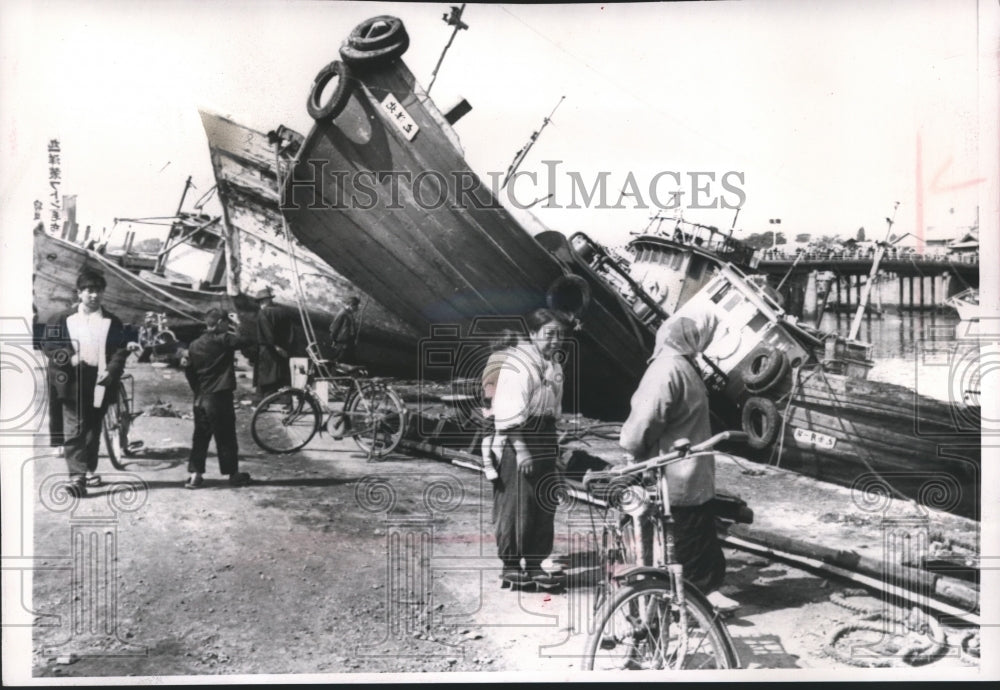 1960 Press Photo Earthquakes in Chile Push Boats in Hachinohe Harbor, Japan - Historic Images
