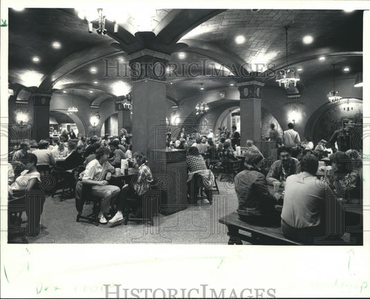 1996 Press Photo Students at University of Wisconsin, Madison, Before "21 Bill" - Historic Images