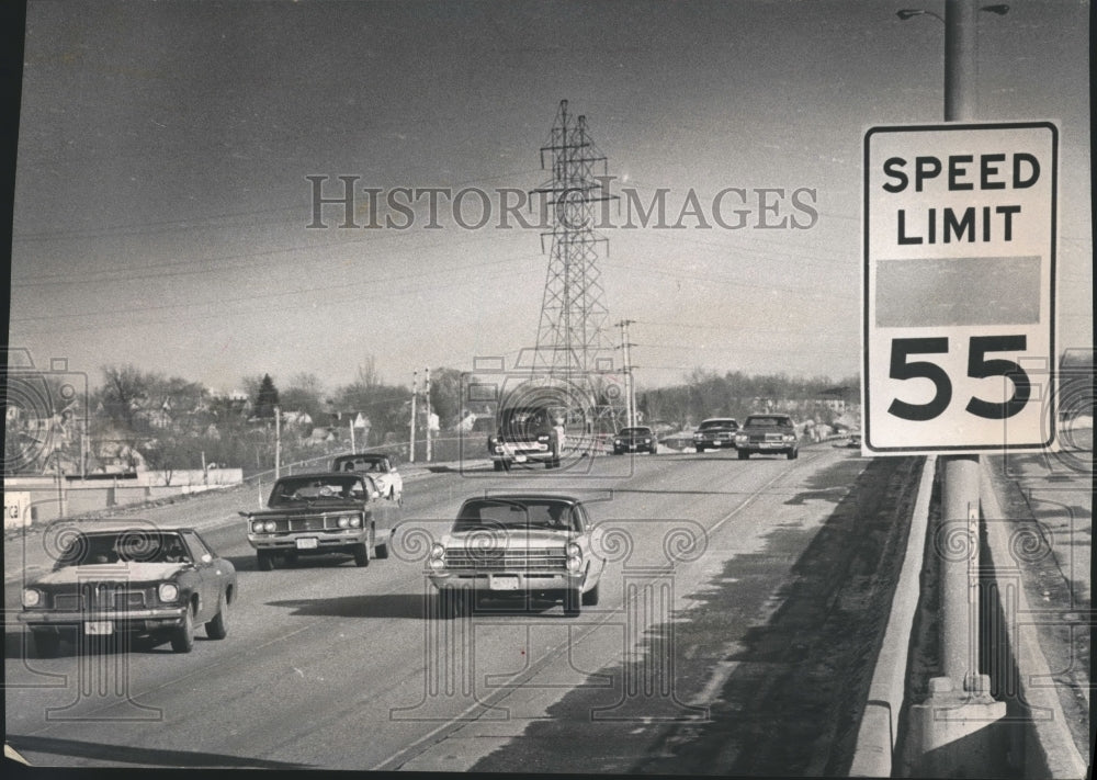 1973 Press Photo New Wisconsin Freeway Speed Limit is Posted to Conserve Gas - Historic Images