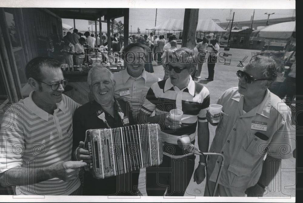 1975 Press Photo Robert Ertl and Picnicking Milwaukee Aldermen - mjb01674 - Historic Images