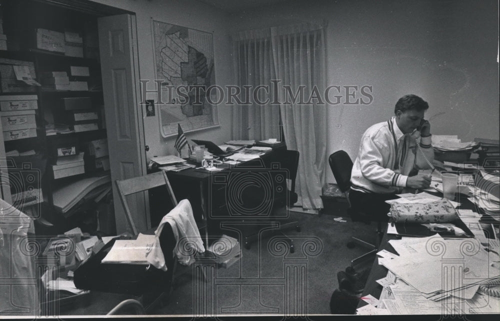 1988 Press Photo Andy Jacobitz Making Phone Calls for Susan Engeleiter - Historic Images