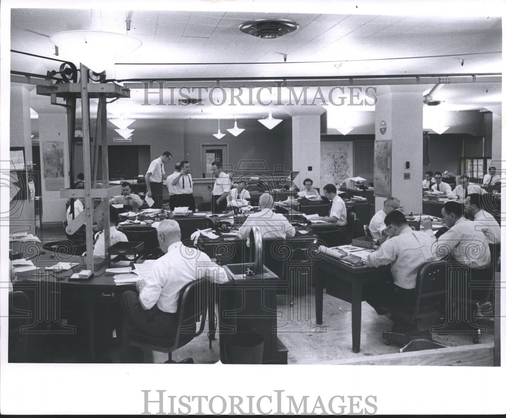 1961 Press Photo The Milwaukee Journal staff in newsroom in Wisconsin- Historic Images