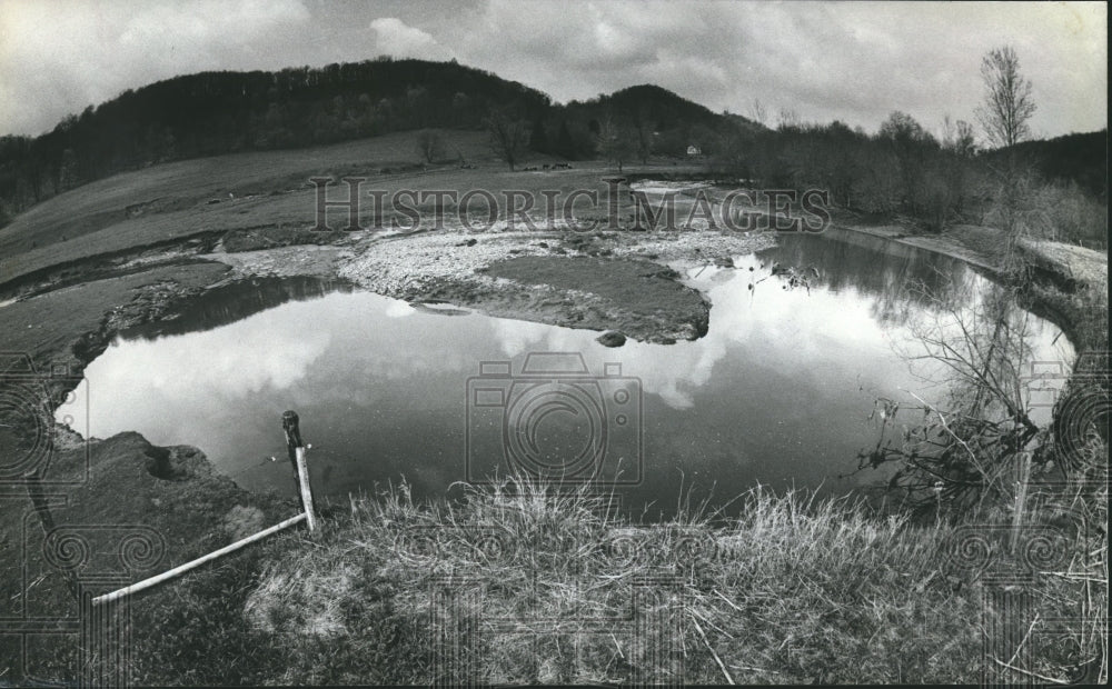 1953 Press Photo Erosion of Tainter Creek in Towerville Wisconsin - mjb01746 - Historic Images