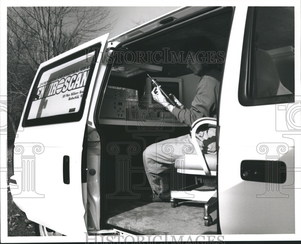 1993 Press Photo Patrice Schaepe in an Enviroscan mobile laboratory testing soil - Historic Images