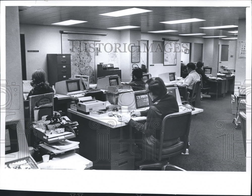 1976 Press Photo Milwaukee Sentinel City Room - mjb01890 - Historic Images