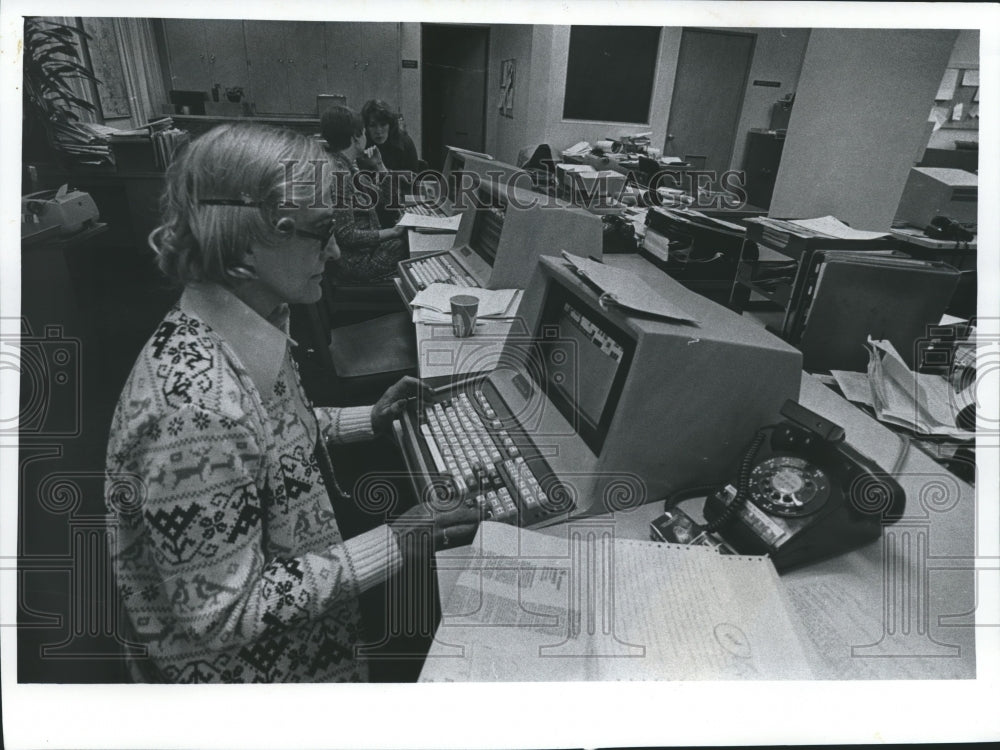 1977 Press Photo Milwaukee Sentinel News Department - mjb01893 - Historic Images