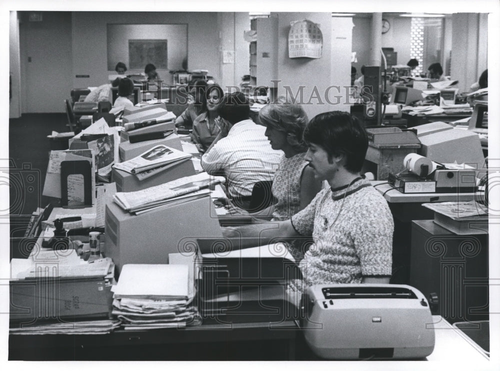 1976 Press Photo Milwaukee Sentinel News People Working with VDT Machines - Historic Images