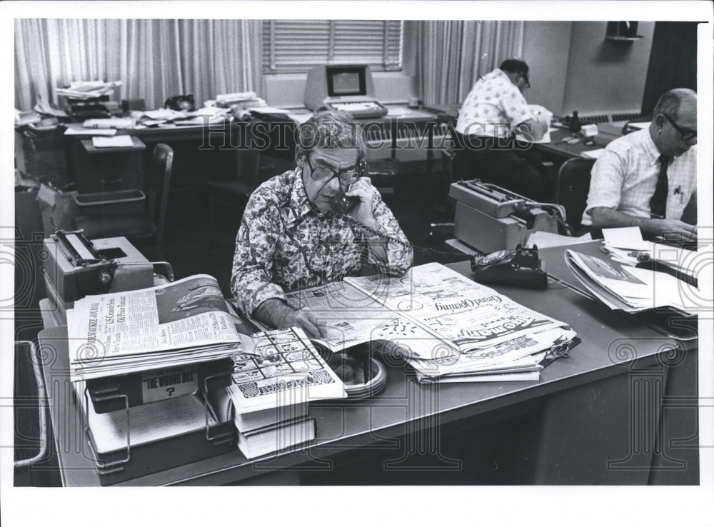 1976 Press Photo Milwaukee Sentinel Newspeople Working in the Sentinel City Room - Historic Images