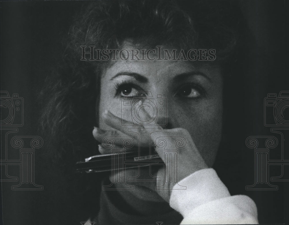 1993 Press Photo Betty Yentz practices her technique in harmonica class. - Historic Images