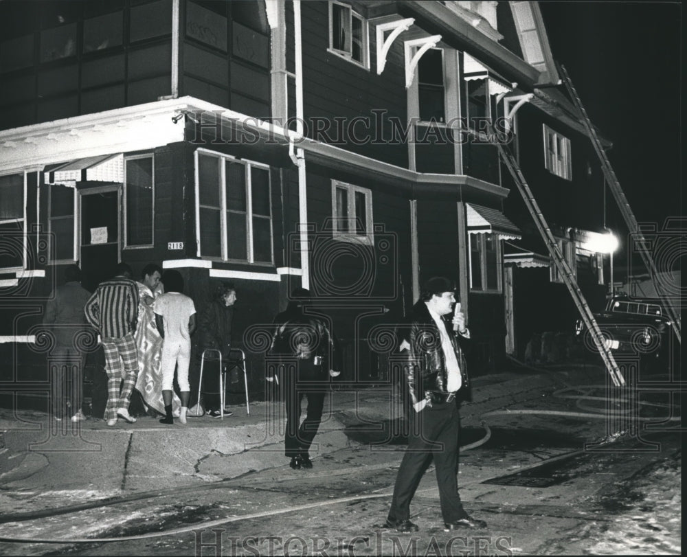 1989 Press Photo Authorities investigate death in fire at Estherene Group Home - Historic Images