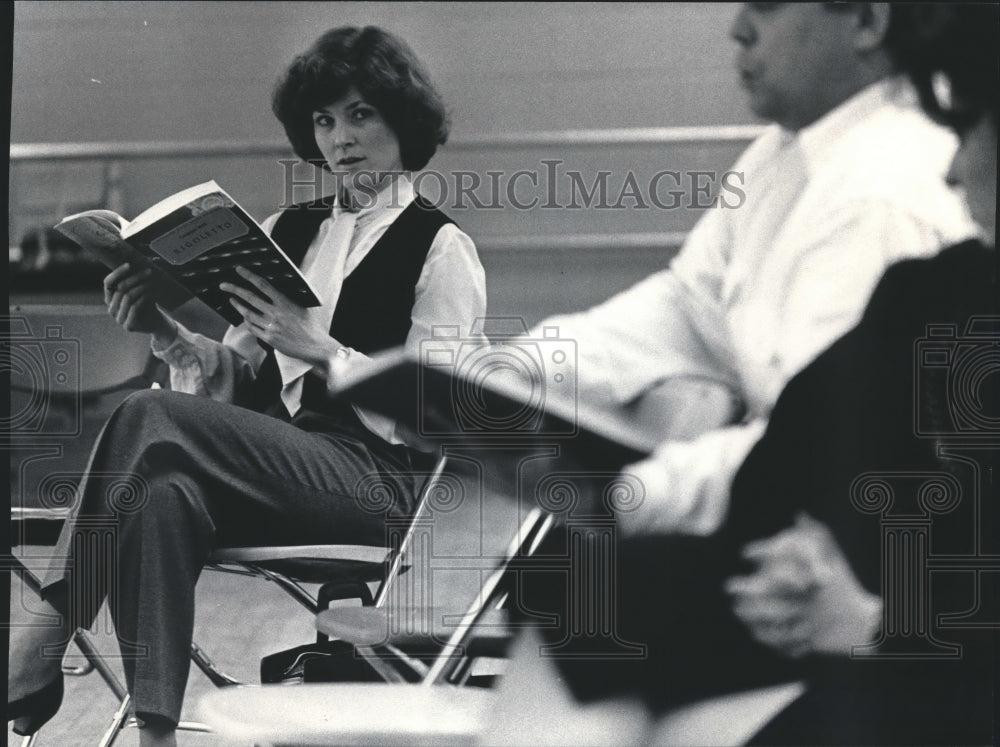 1986 Press Photo Anne Ewers, opera stage director for &quot;Rigoletto&quot;, Ulhlein Hall - Historic Images