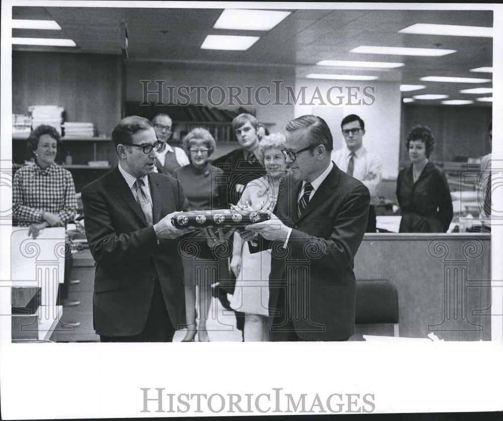 1970 Press Photo Milwaukee Journal Employee Warren Engstrom Gift - mjb02039-Historic Images