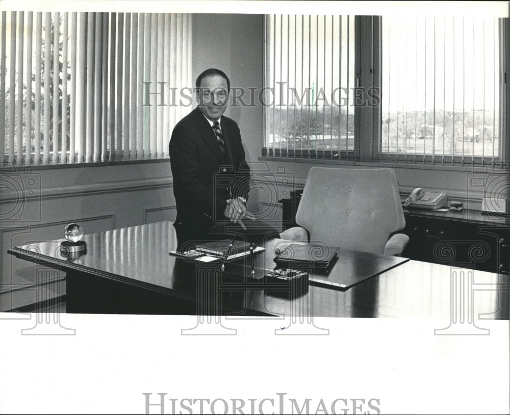 1984 Press Photo A.J. (Gus) English President of West Bend Company in His Office - Historic Images