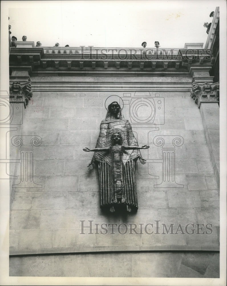 1953 Press Photo Jacob Epstein sculpture of Madonna and Child, London - Historic Images