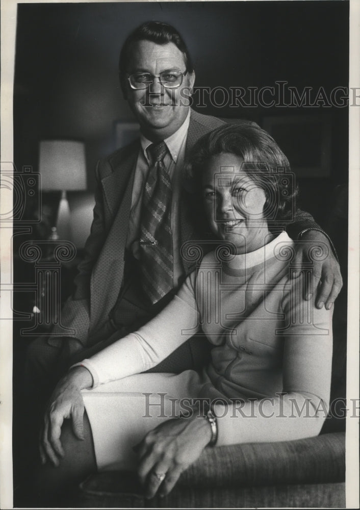 1972 Press Photo Harold L. Erickson, American Bank Shares, and wife, Milwaukee. - Historic Images