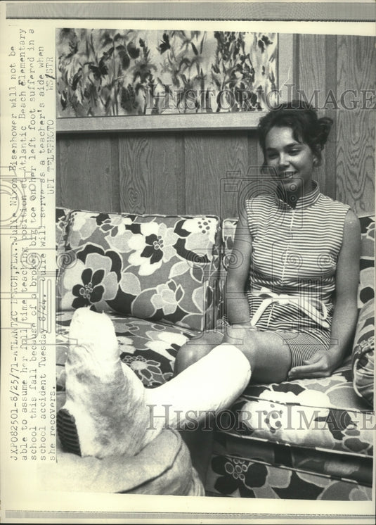 1971 Press Photo Julie Nixon Eisenhower in a cast after breaking her big toe - Historic Images