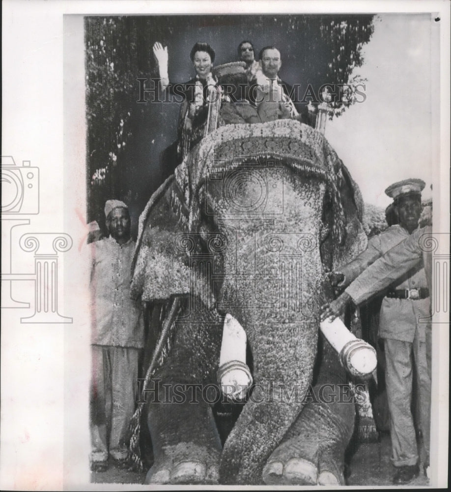 1959 Press Photo Major John Eisenhower and his wife, Barbara, ride an elephant - Historic Images