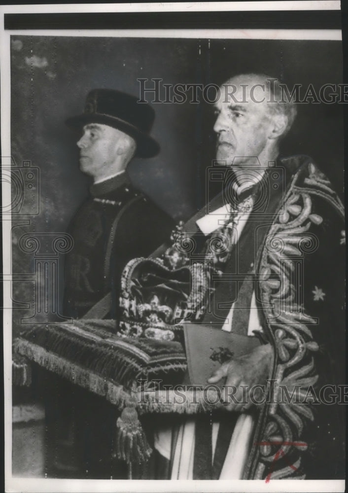 1953 Press Photo Dean of Westminster carrying crown for Elizabeth&#39;s coronation-Historic Images