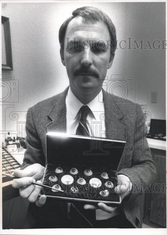 1988 Press Photo Michael Barrett displays samples of artificial eyes - mjb02253 - Historic Images