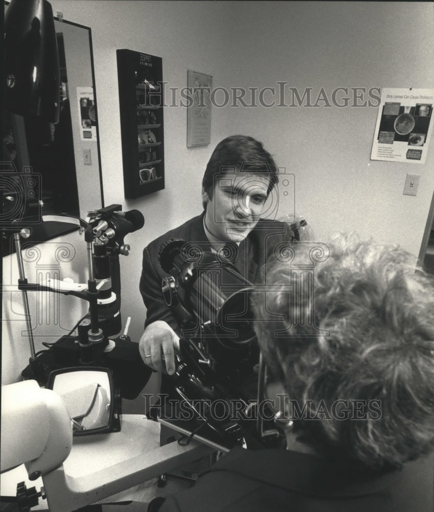 1992 Press Photo Ivars Ramans conducts eye examination at Westbrook Optical - Historic Images