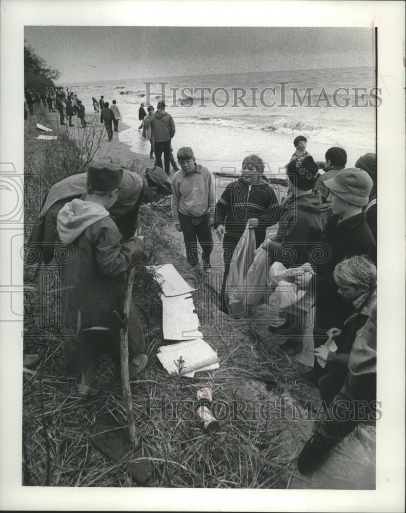 1974 Press Photo Wisconsin Boy Scouts Working to Clean Up the Nature Center - Historic Images