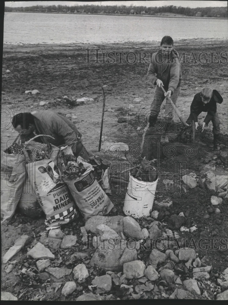 1971 Press Photo Wisconsin's Gary Brashear and Lyle and Kevin Johnson Clean Up - Historic Images