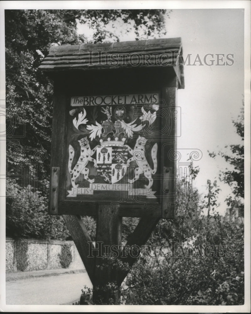1950 Press Photo Brocket Arms Inn Sign In Ayot St. Lawrence, England - Historic Images