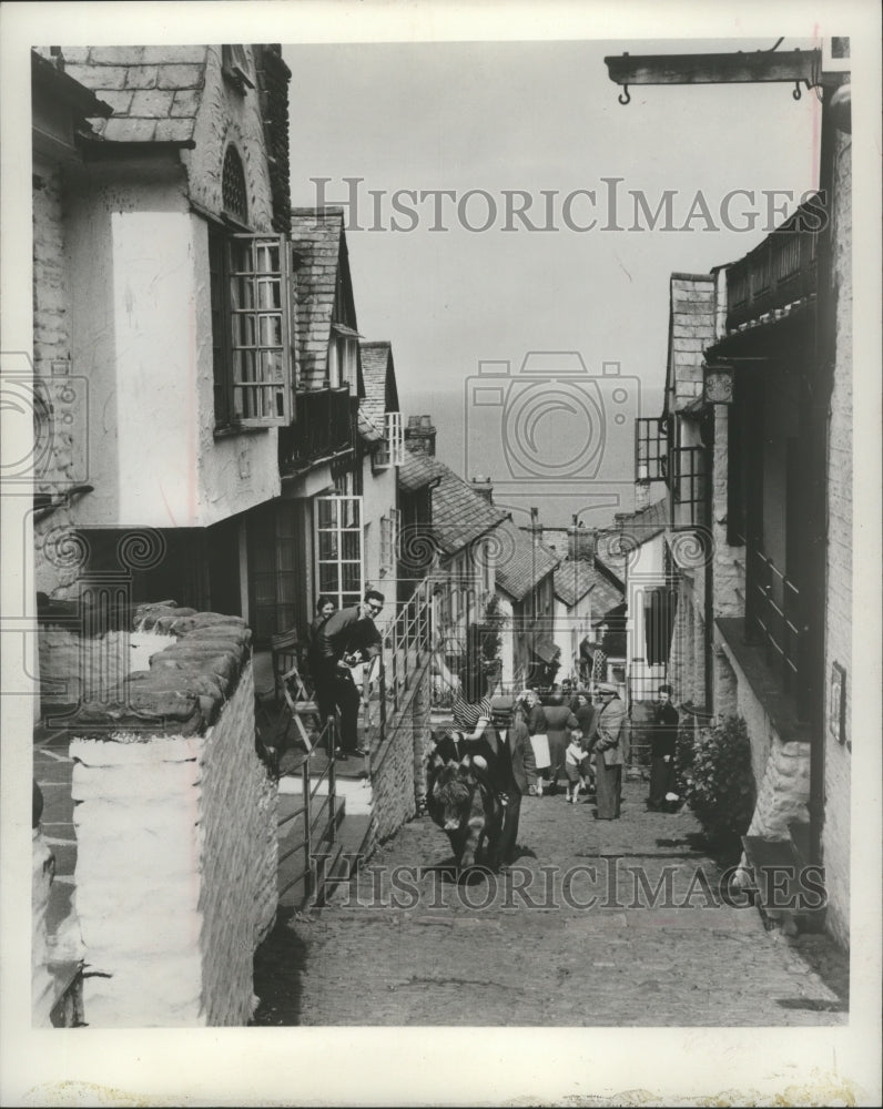 1970 Press Photo Tourists Using Donkey Up Clovelly&#39;s Only Street, England - Historic Images