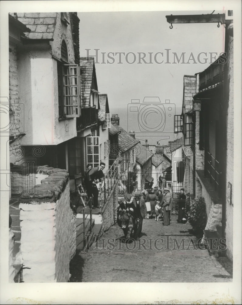 1970 Press Photo Tourists Using Donkey Up Clovelly's Only Street, England - Historic Images