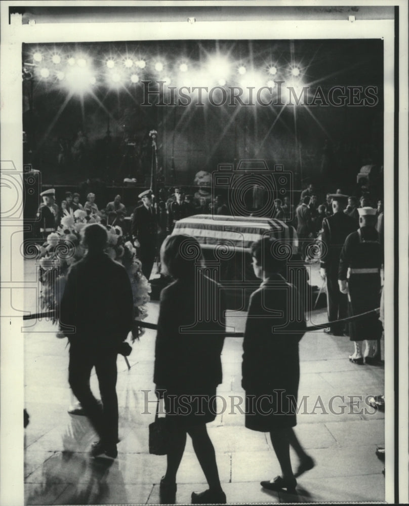 1969 Press Photo Visitors pass the casket of Dwight Eisenhower in Washington - Historic Images