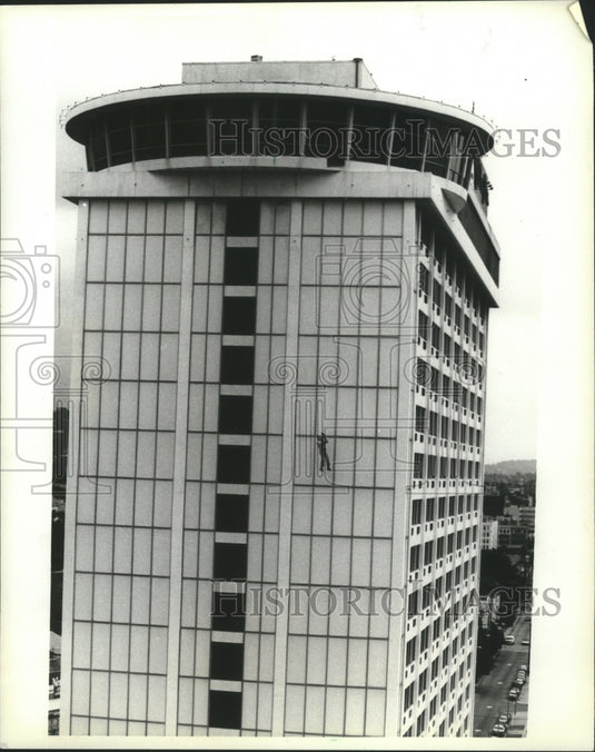 1982 Press Photo Bill Stanley on Building Los Angeles Demonstrates Safety Device - Historic Images