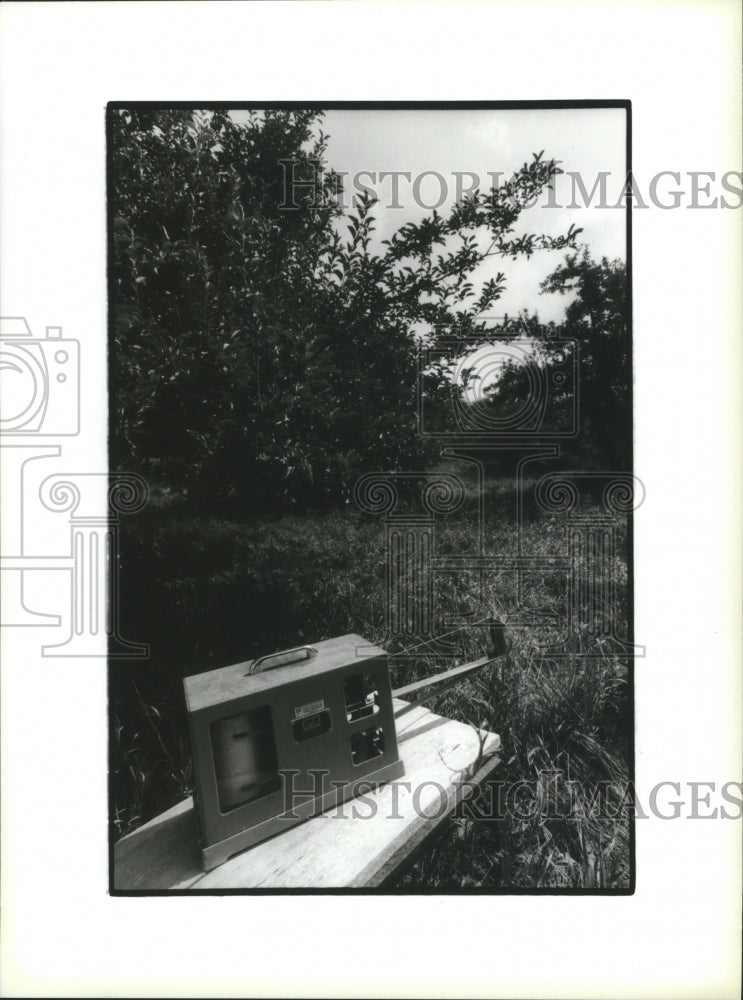 1981 Press Photo Instrument records temperature and  moisture in Ela Orchard - Historic Images