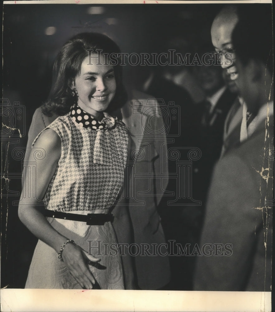 1972 Press Photo Julie Nixon Eisenhower Touring Sickle Cell Center, Milwaukee - Historic Images