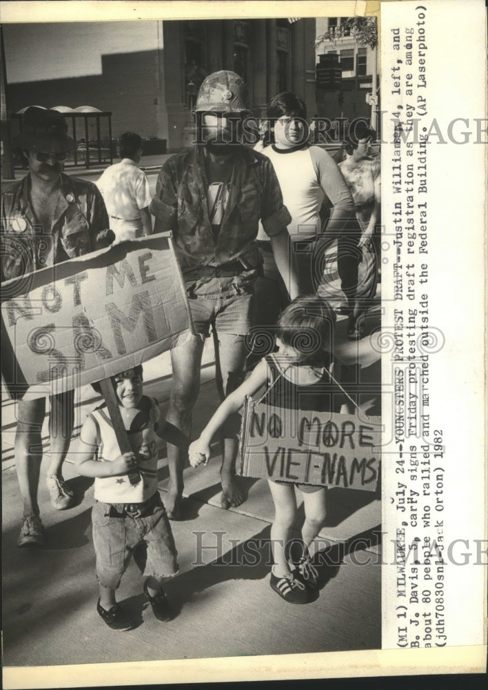 1982 Press Photo Justin Williamsen, B.J. Davis Protest Draft, Milwaukee - Historic Images