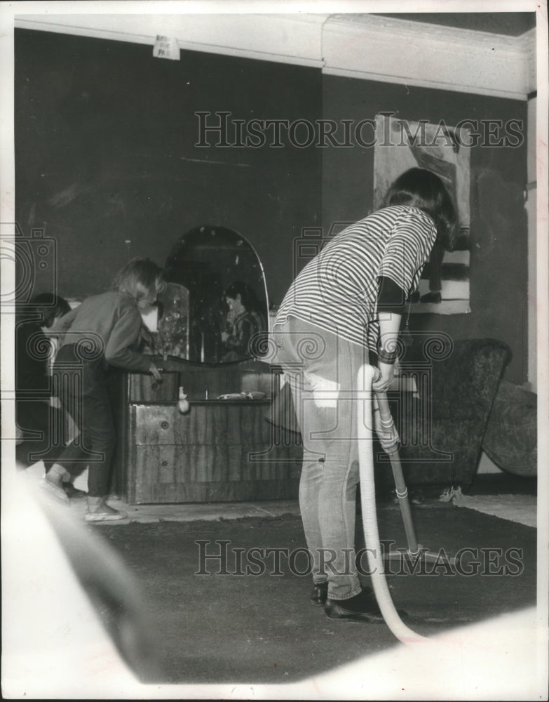 1962 Press Photo Students Cleaning at the Burgess School in England - mjb02601-Historic Images