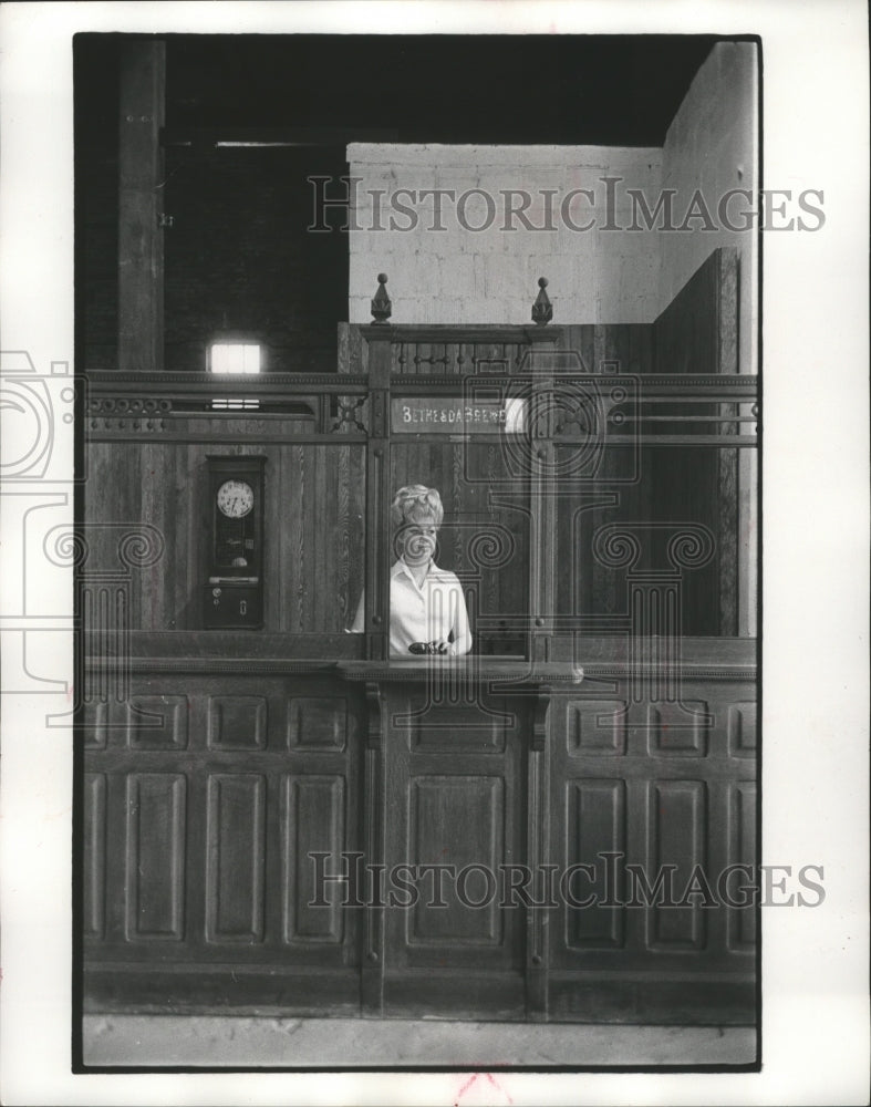 1972 Press Photo Donna Olson in the Museum's Terminal in East Tory, Wisconsin - Historic Images