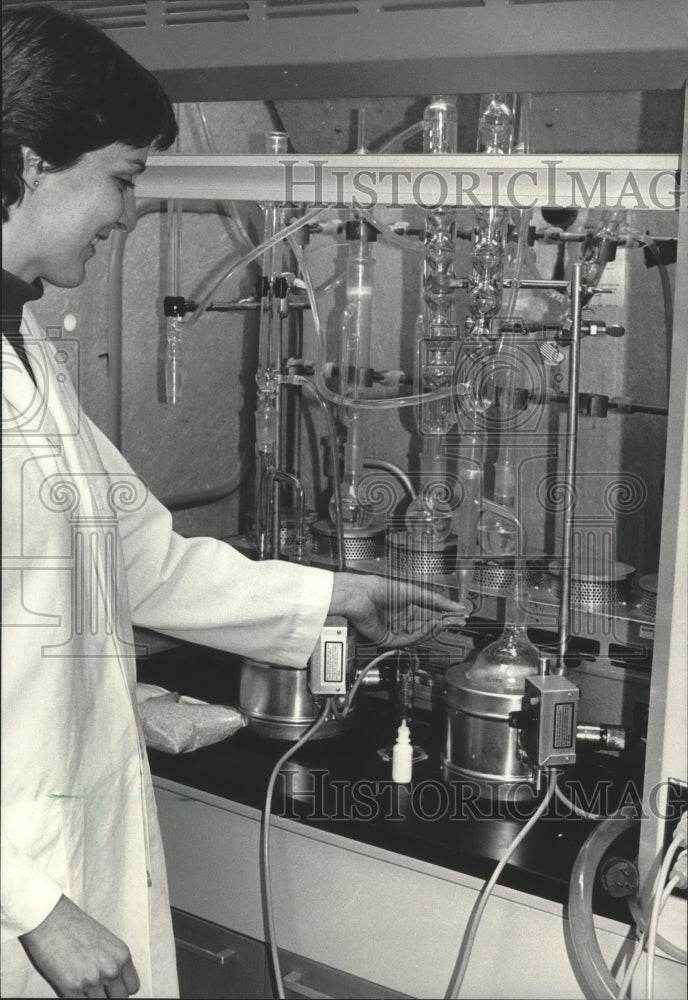 1984 Press Photo Mary Conrardy does a test for EDB at Wisconsin Pharmacal Co. - Historic Images