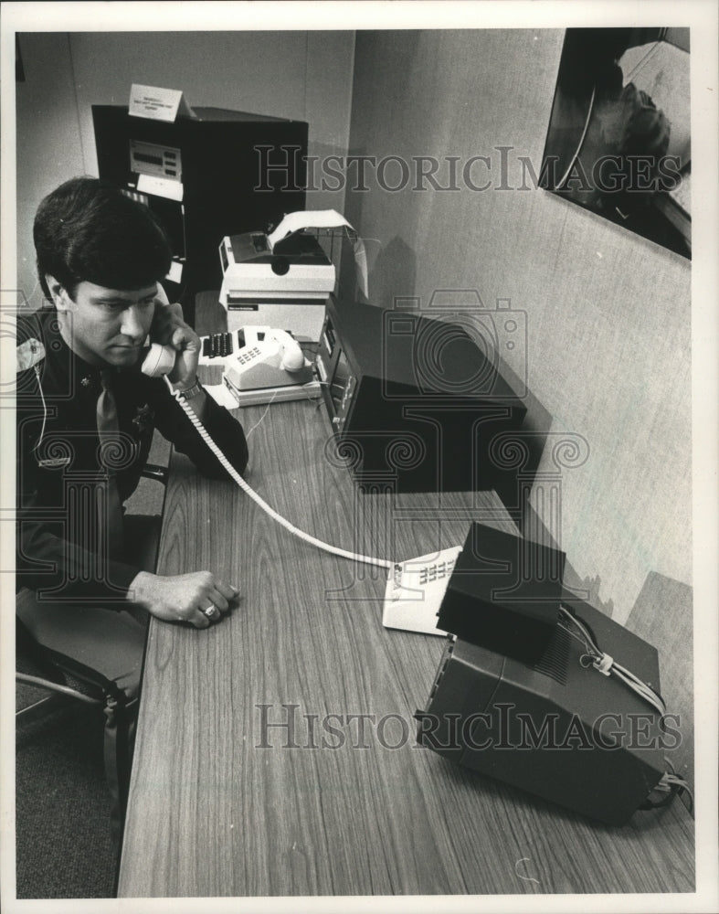 1989 Press Photo Deputy Nelson Helminiak Practicing Emergency Telephone Calls - Historic Images